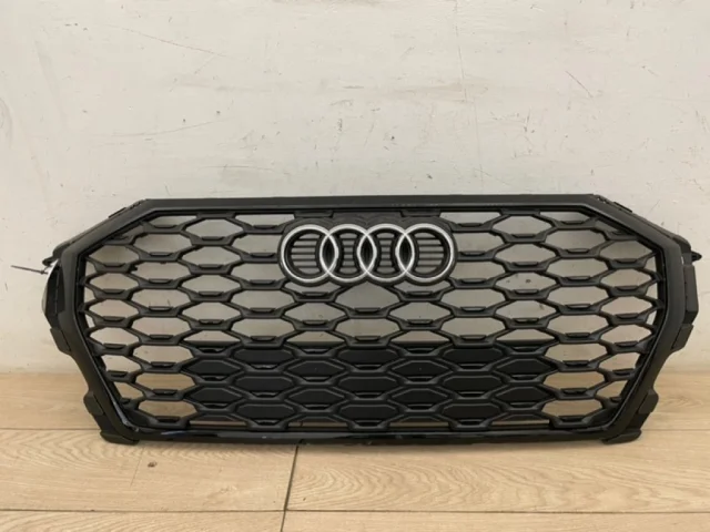 Решетка радиатора для Audi Q3 F3 2018+ на фотографиях