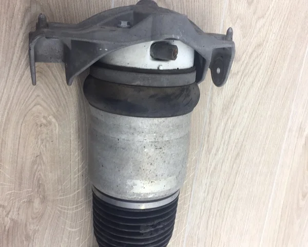 Пневмостойка передняя правая для Audi Q7 4L 2005-2015 на фотографиях