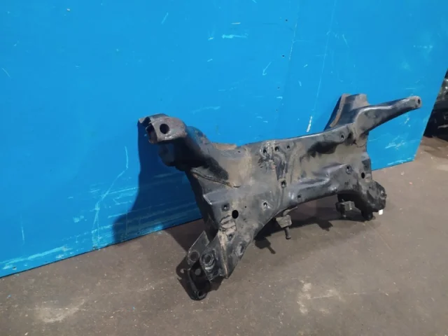 Подрамник двигателя для Mitsubishi Outlander 1 CU0W 2002-2009 на фотографиях