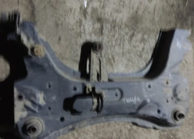 Подрамник двигателя для Nissan Tiida C11 Хэтчбек 2007-2014 на фотографиях