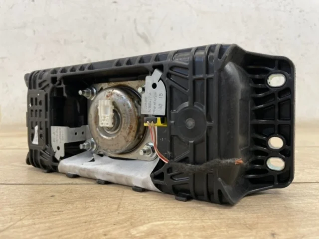 Подушка безопасности пассажира для Audi Q7 4M 2015+ на фотографиях