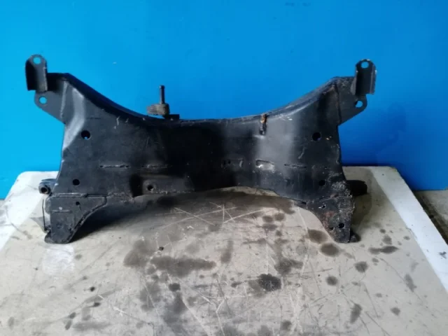 Подрамник двигателя для Mitsubishi Outlander 1 CU0W 2002-2009 на фотографиях