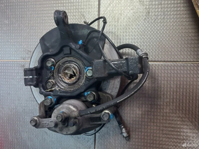 Кулак поворотный левый для Nissan Tiida SC11 Седан 2007-2014 на фотографиях