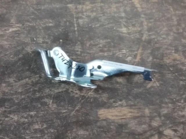 Петля капота левая для Toyota Corolla E120/E130 Седан 2000-2007 на фотографиях