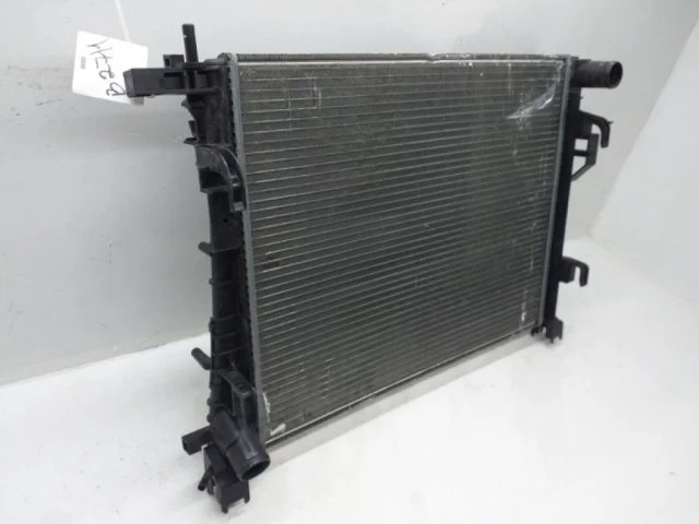 Радиатор охлаждения ДВС для Renault Sandero 5S 2012-2018 на фотографиях