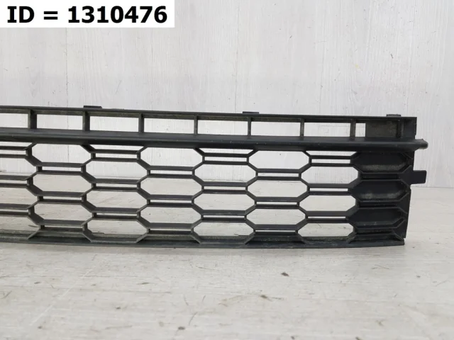 Решетка переднего бампера для Skoda Rapid I rest NH3 2017-2020 на фотографиях