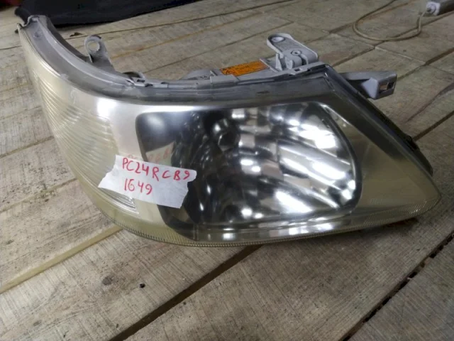 Фары для Nissan Serena C24 1999-2005 на фотографиях