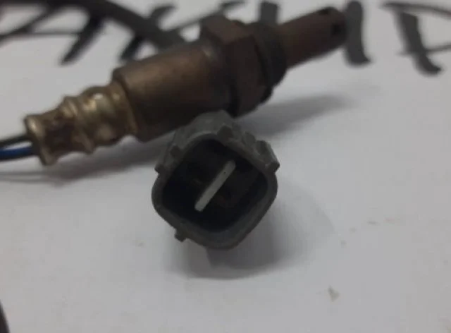 Лямбда-зонд (верхний) для Toyota RAV4 XA30 2005-2012 на фотографиях