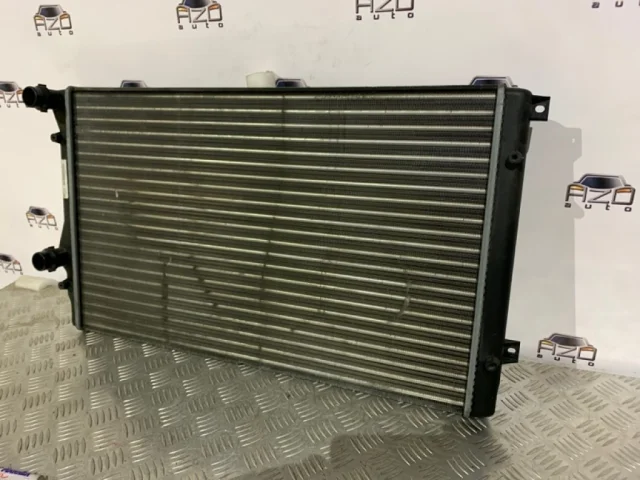 Радиатор охлаждения ДВС для Volkswagen Golf VI (5K) 2008-2012 на фотографиях