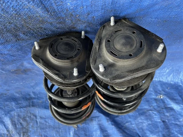 Амортизатор передний левый для Toyota Corolla E120/E130 Седан 2000-2007 на фотографиях