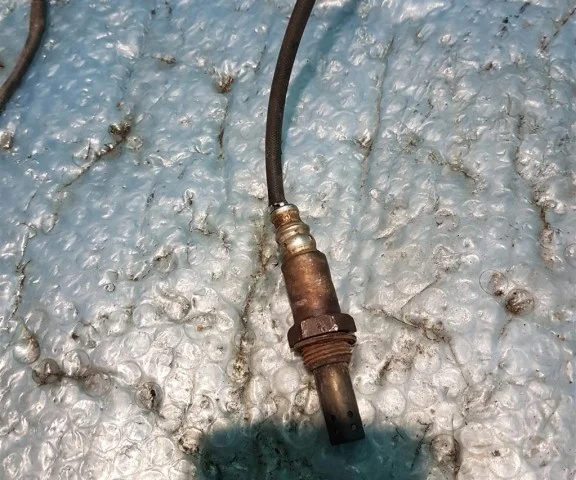 Датчик детонации для Toyota RAV4 XA20 2000-2005 на фотографиях