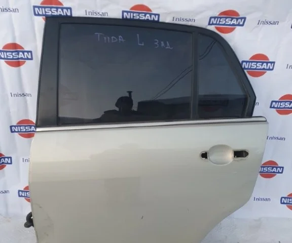 Двери для Nissan Tiida SC11 Седан 2007-2014 на фотографиях