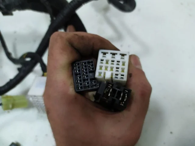 Проводка моторного отсека для Hyundai Solaris 1 рестайлинг 2014-2017 на фотографиях