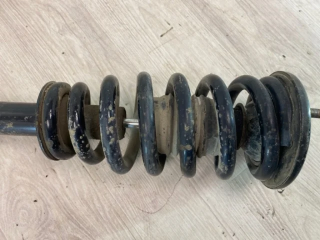 Амортизатор для Mitsubishi Pajero V70 5dr 1999-2006 на фотографиях