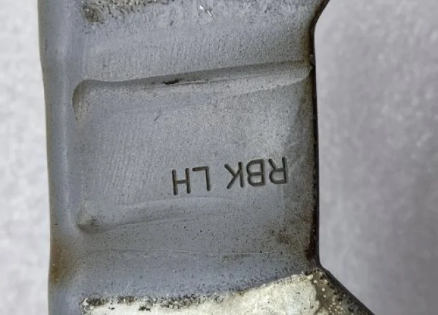 Петля капота левая для Hyundai Solaris 1 RB (2011-2013) на фотографиях