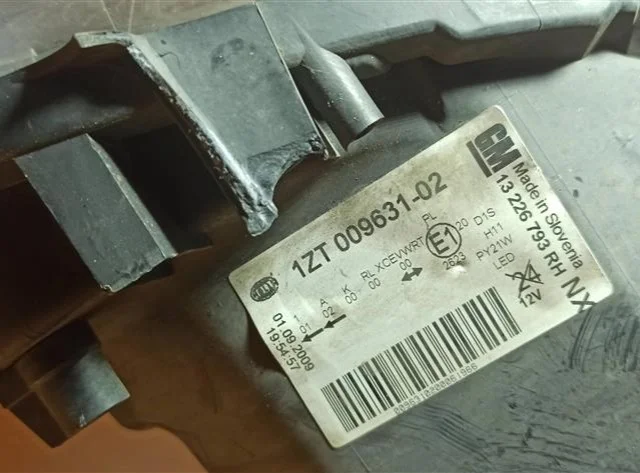 Фары для Opel Insignia Хэтчбек A 2008-2017 на фотографиях