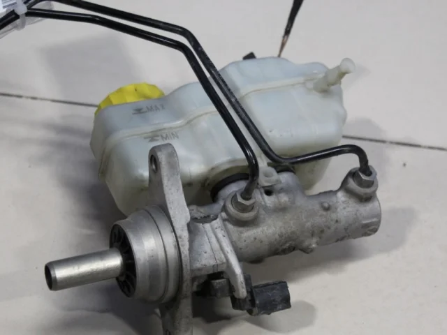 Бачок главного тормозного цилиндра для Skoda Rapid II 2020+ на фотографиях