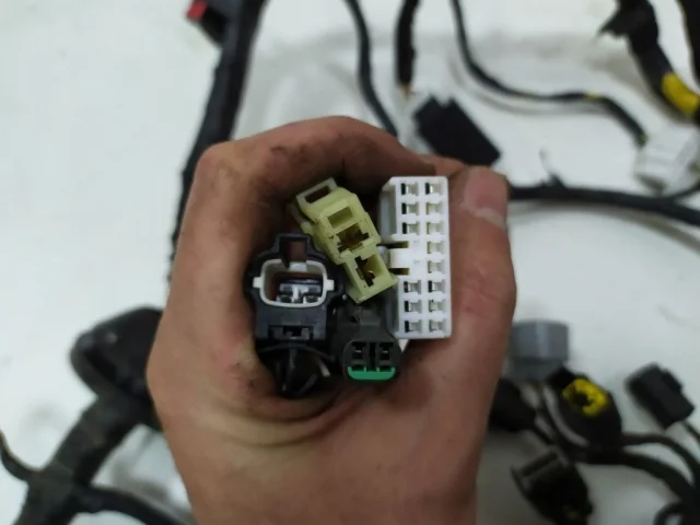 Проводка моторного отсека для Hyundai Solaris 1 рестайлинг 2014-2017 на фотографиях