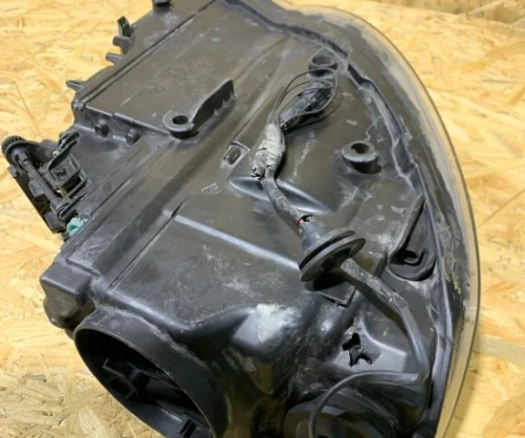 Фара ксенон левая для Volkswagen Touareg I (7L) 2002-2010 на фотографиях