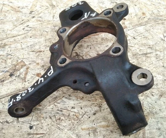 Кулак поворотный правый для Mitsubishi Pajero V90 5dr rest I 2011-2015 на фотографиях