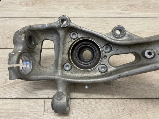 Кулак поворотный левый для Audi Q7 4M 2015+ на фотографиях