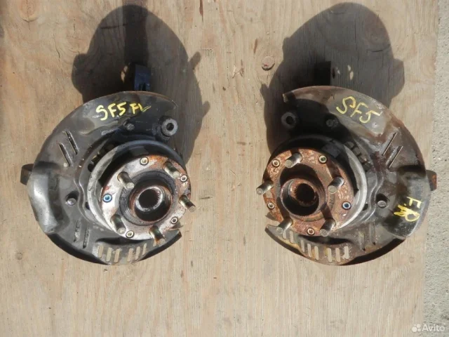 Кулак поворотный левый для Subaru Legacy Универсал BH/B12 1998-2003 на фотографиях