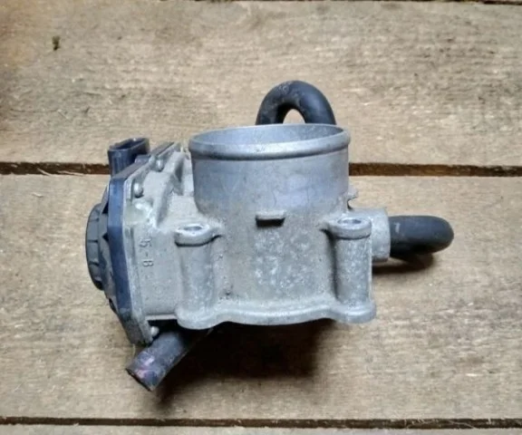 Дроссельная заслонка для Toyota RAV4 XA40 2013-2015 на фотографиях