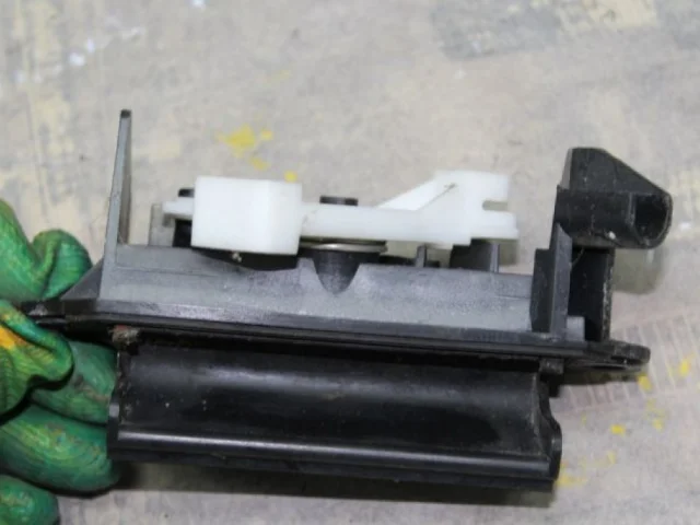 Ручка багажника для Toyota Corolla E120/E130 Хэтчбек 2001-2007 на фотографиях