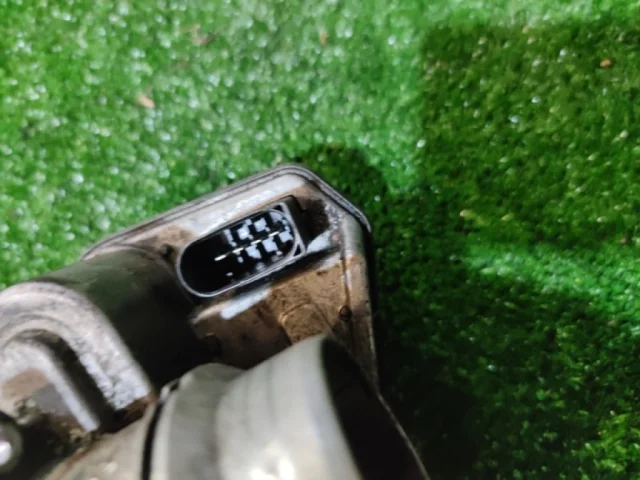 Дроссельная заслонка для BMW X5 Е53 1999-2006 на фотографиях