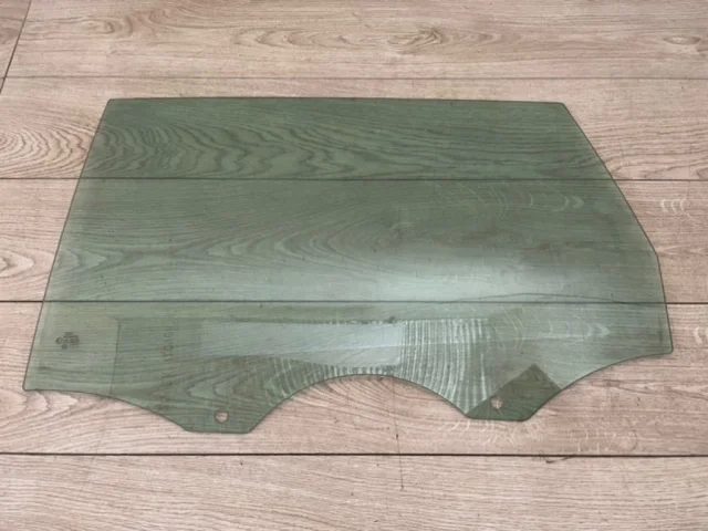 Стекло двери заднее левое для Audi Q7 4L 2005-2015 на фотографиях