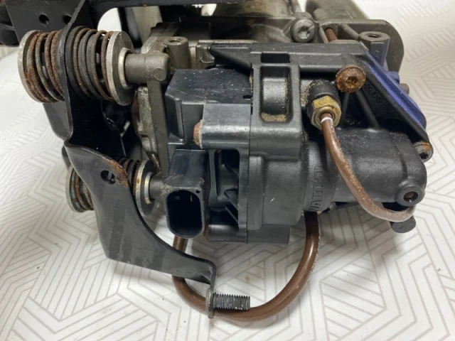 Компрессор пневмоподвески задний для Audi Q7 4L 2005-2015 на фотографиях