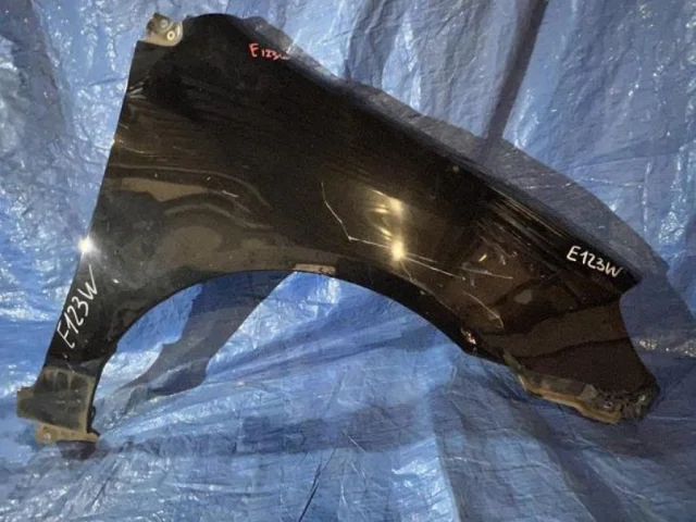 Крылья для Toyota Corolla E120/E130 Хэтчбек 2001-2007 на фотографиях