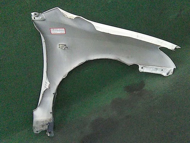 Крылья для Toyota Corolla E120/E130 Хэтчбек 2001-2007 на фотографиях