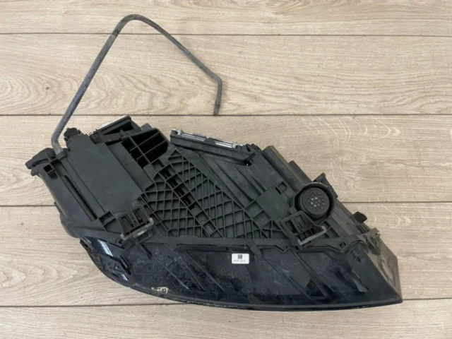 Фара ксенон левая для Audi Q7 4M 2015+ на фотографиях