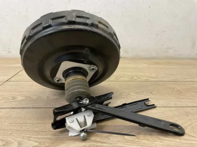 Вакуумный усилитель тормозов для Audi Q7 4L 2005-2015 на фотографиях