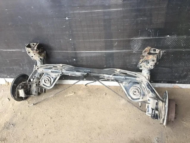 Задний подрамник для Nissan Juke YF15 2010-2014 на фотографиях