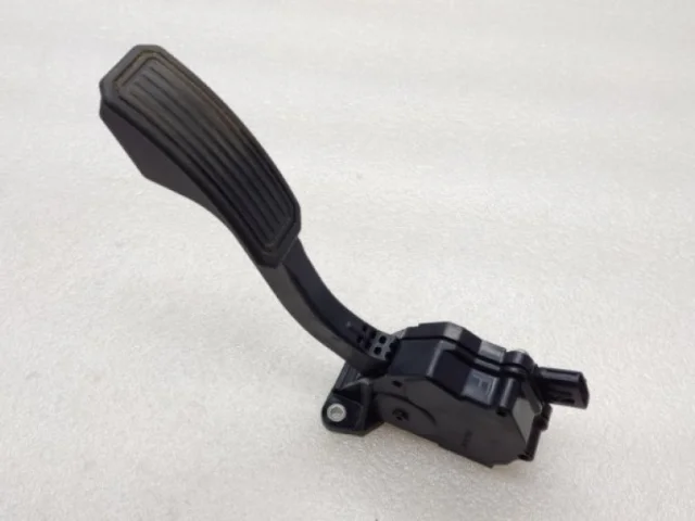 Электронная педаль газа для Toyota RAV4 XA30 2005-2012 на фотографиях