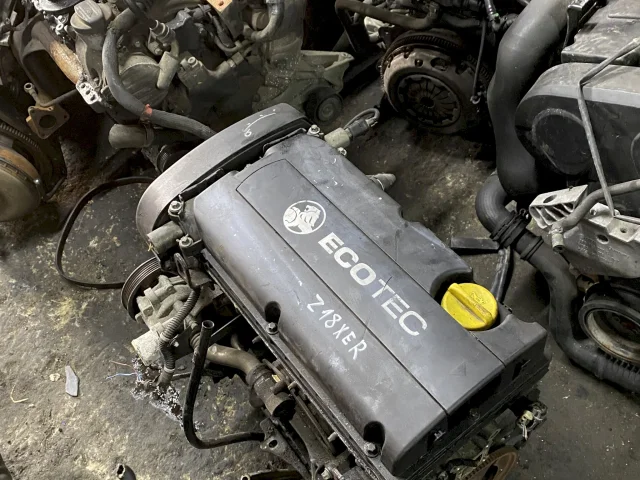 Двигатель без навесного для Opel Zafira B 2005-2015 на фотографиях