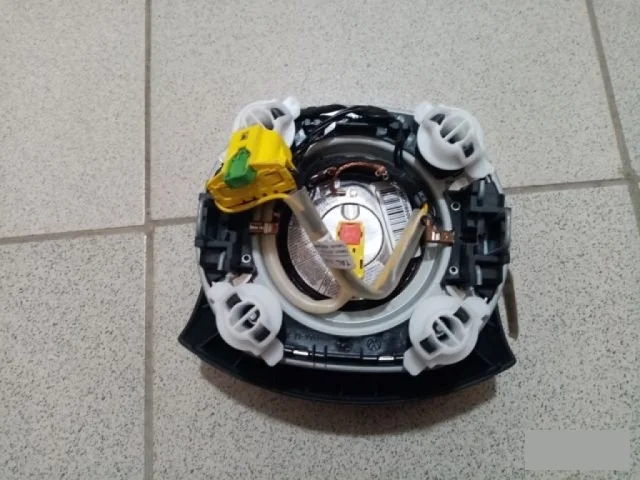 Подушка безопасности водителя для Volkswagen Touareg II (7P5) 2010-2014 на фотографиях