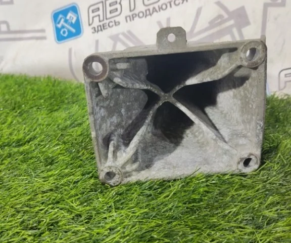 Кронштейн подушки двигателя для Volkswagen Touareg II (7P5) 2010-2014 на фотографиях