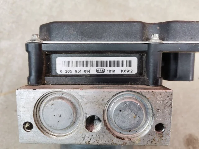 Блок ABS для Mercedes-Benz E class W212 2009-2015 на фотографиях