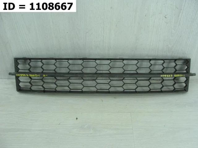 Решетка переднего бампера для Skoda Rapid I rest NH3 2017-2020 на фотографиях