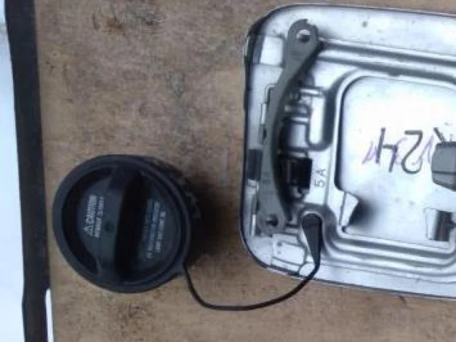 Крышка горловины топливного бака для Toyota RAV4 XA20 2000-2005 на фотографиях