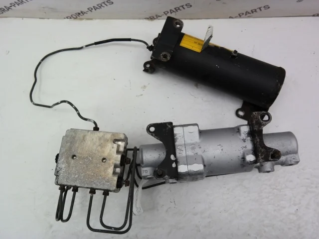 Блок клапанов пневмоподвески для Lexus LX J200 2007-2015 на фотографиях