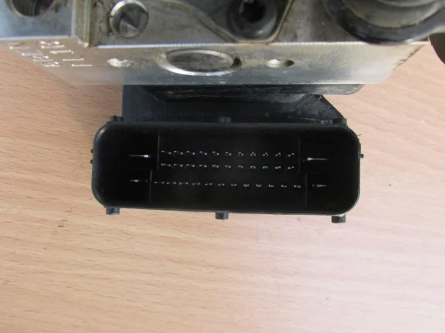 Блок ABS для Hyundai Solaris 1 рестайлинг 2014-2017 на фотографиях