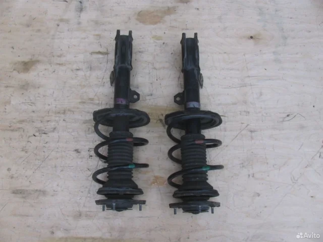 Амортизатор передний левый для Toyota Avensis Универсал T250 2003-2008 на фотографиях