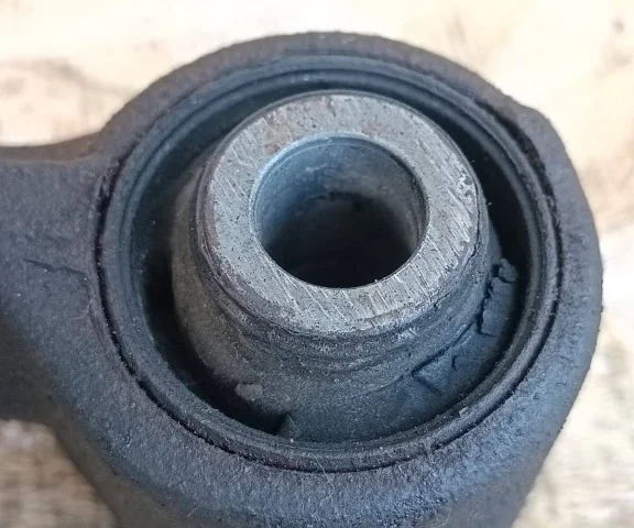 Кулак задний левый для Mitsubishi Pajero V90 5dr 2006-2011 на фотографиях