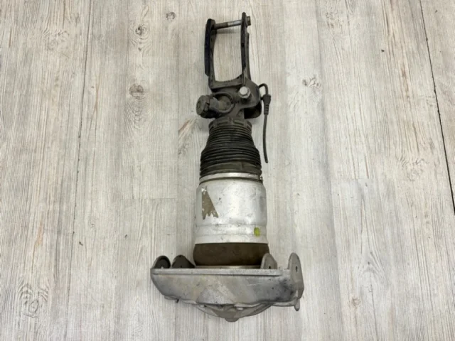 Пневмостойка передняя правая для Audi Q7 4L 2005-2015 на фотографиях