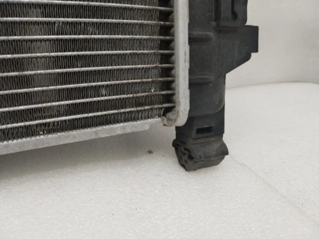 Радиатор охлаждения ДВС для Chevrolet Cruze 1 J300 2009-2015 на фотографиях