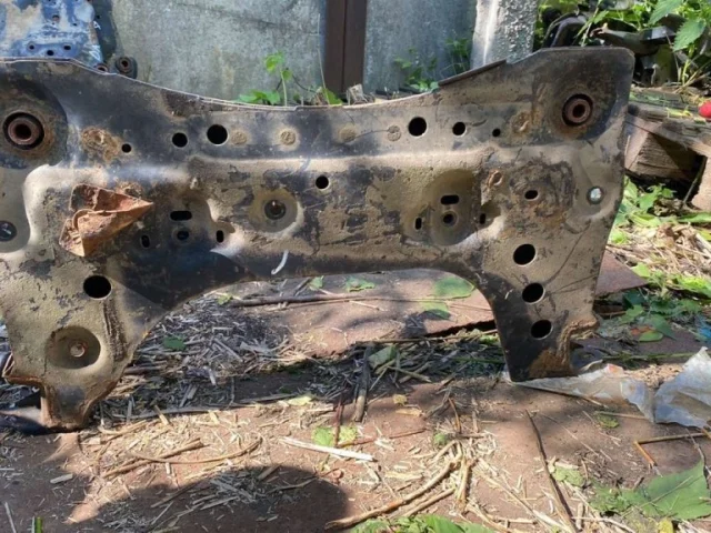 Подрамник двигателя для Nissan Tiida C11 Хэтчбек 2007-2014 на фотографиях